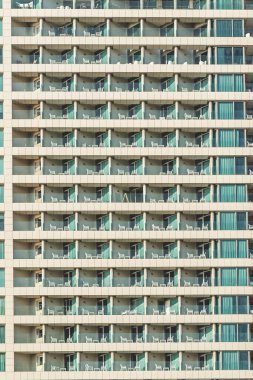 İsrail 'in Tel Aviv kentindeki Akdeniz kıyısında benzer balkonları olan çok katlı bir otelin tipik cephesi.