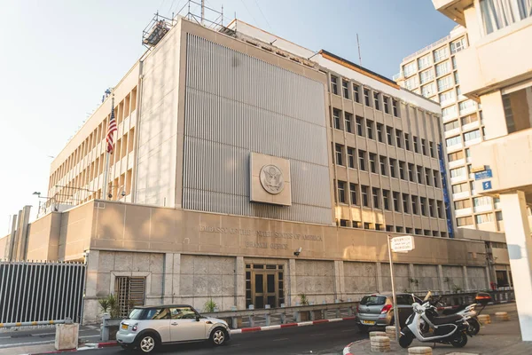 Tel Aviv / İsrail-13 / 10 / 18: ABD 'nin Mayıs 2018' de Kudüs 'e taşınmasından bu yana ABD' nin İsrail büyükelçiliğinin eski binası olan Tel Aviv 'deki HaYarkon Caddesi' ndeki ABD Büyükelçilik Şubesi