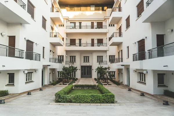 Tel Aviv / İsrail-13 / 10 / 18: Tel Aviv, İsrail 'deki HaYrkon Caddesi' ndeki modern yerleşim yeri