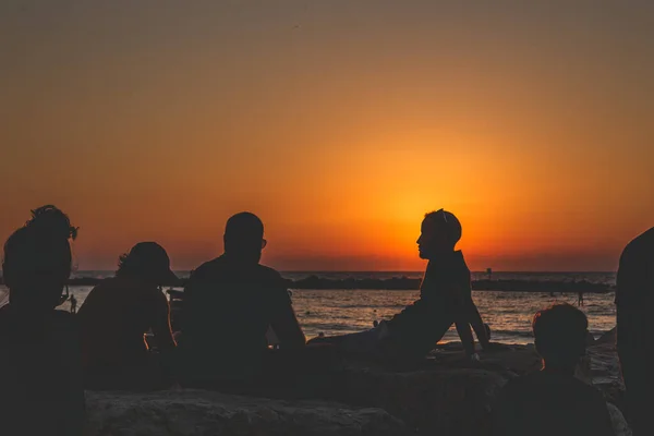 特拉维夫 以色列 在一个温暖的夜晚 人们在特拉维夫海滨的地中海上空看到日落 — 图库照片