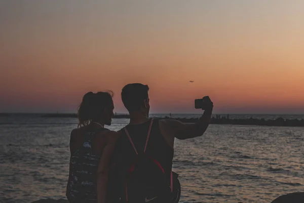 特拉维夫 以色列 一个温暖的夜晚 一对身份不明的夫妇在以色列特拉维夫沿海上空的地中海上空看到日落时自拍的肖像 — 图库照片