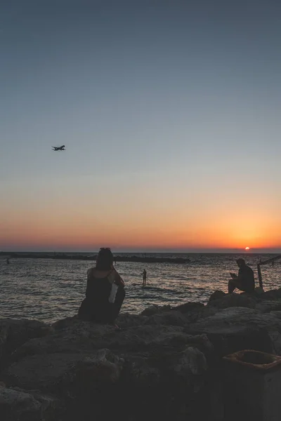 在一个温暖的夜晚 人们在特拉维夫海滨的地中海上空看到了日落 — 图库照片