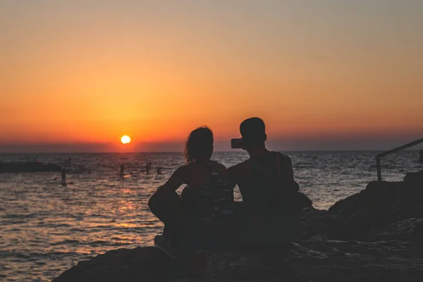 Silhouette Una Coppia Non Identificata Che Selfie Mentre Vede Tramonto — Foto Stock