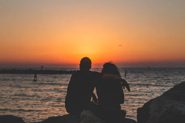 Silhouette Eines Unbekannten Paares Beim Sonnenuntergang Über Dem Mittelmeer Der — Stockfoto