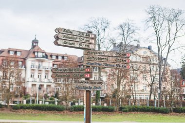 Bad Kissingen, Bavyera Bölgesi, Almanya 'da yerel ve turist merkezleri için yön işaretleri