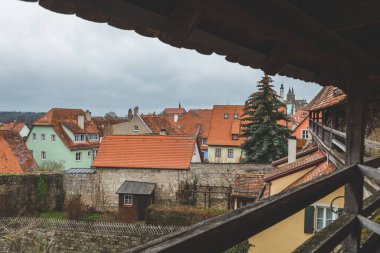 Eski Rothenburg ob der Tauber kasabasındaki evlerin kırmızı kiremit çatıları. Mittelfranken, Almanya 'nın Bavyera eyaletinde yer alan bir şehirdir.