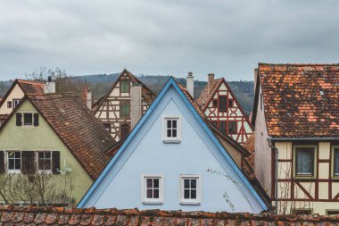 Eski Rothenburg ob der Tauber kasabasındaki evlerin kırmızı kiremit çatıları. Mittelfranken, Almanya 'nın Bavyera eyaletinde yer alan bir şehirdir.