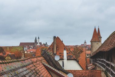 Eski Rothenburg ob der Tauber kasabasındaki evlerin kırmızı kiremit çatıları. Mittelfranken, Almanya 'nın Bavyera eyaletinde yer alan bir şehirdir.