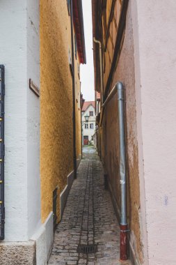 Eski Rothenburg ob der Tauber kasabasında iki ev arasında dar bir geçit. Kasaba, dünyanın dört bir yanından gelen turistler için iyi bilinen bir yerdir.