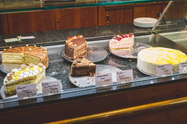 Bir Alman restoranında çeşitli kekleri olan bir gösterinin kapanışı. Pasta, un, şeker ve diğer malzemelerden yapılan bir çeşit tatlı yemektir.