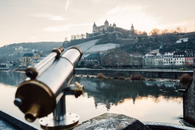 Marienberg Kalesi 'nin görülebileceği Alte Mainbrucke, Wurzburg, Almanya' daki izleme platformunda madeni parayla çalışan dürbünler.