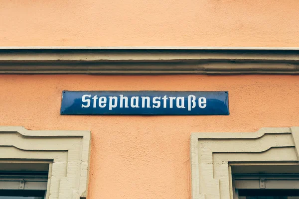 Stephanstrasse (eng. Stephan Caddesi) Wurzburg, Bavyera, Almanya 'da sokak ismi levhası. Sokak ismi tabelası, adı geçen yolları tanımlamak için kullanılan bir işarettir.