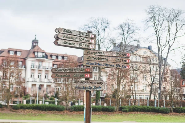 Bad Kissingen, Bavyera Bölgesi, Almanya 'da yerel ve turist merkezleri için yön işaretleri