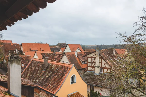 Eski Rothenburg ob der Tauber kasabasındaki evlerin kırmızı kiremit çatıları. Mittelfranken, Almanya 'nın Bavyera eyaletinde yer alan bir şehirdir.