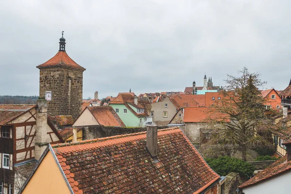 Eski Rothenburg ob der Tauber kasabasındaki evlerin kırmızı kiremit çatıları. Mittelfranken, Almanya 'nın Bavyera eyaletinde yer alan bir şehirdir.