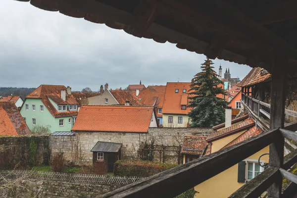 Eski Rothenburg ob der Tauber kasabasındaki evlerin kırmızı kiremit çatıları. Mittelfranken, Almanya 'nın Bavyera eyaletinde yer alan bir şehirdir.
