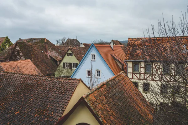 Eski Rothenburg ob der Tauber kasabasındaki evlerin kırmızı kiremit çatıları. Mittelfranken, Almanya 'nın Bavyera eyaletinde yer alan bir şehirdir.