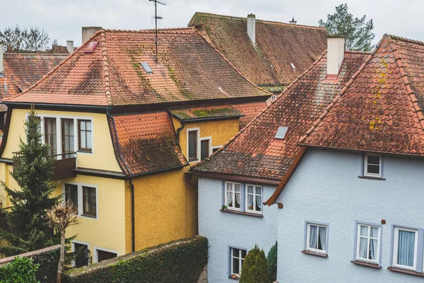 Eski Rothenburg ob der Tauber kasabasındaki evlerin kırmızı kiremit çatıları. Mittelfranken, Almanya 'nın Bavyera eyaletinde yer alan bir şehirdir.