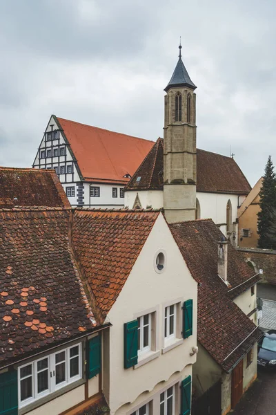 Eski Rothenburg ob der Tauber kasabasındaki evlerin kırmızı kiremit çatıları. Mittelfranken, Almanya 'nın Bavyera eyaletinde yer alan bir şehirdir.