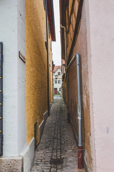 Eski Rothenburg ob der Tauber kasabasında iki ev arasında dar bir geçit. Kasaba, dünyanın dört bir yanından gelen turistler için iyi bilinen bir yerdir.