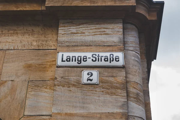 Lange Strasse (eng. Uzun cadde) Bamberg, Bavyera, Almanya 'da sokak isimleri. Sokak ismi tabelası, adı geçen yolları tanımlamak için kullanılan bir işarettir.