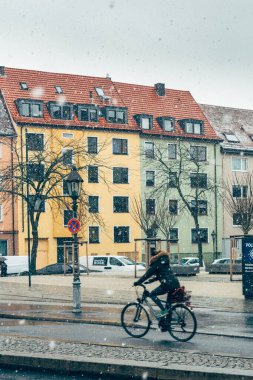 Wurzburg / Almanya-3 / 1 / 19: karlı bir kış gününde (hareket bulanıklığı) Wurzburg 'da bisiklet süren bisikletçi yaygın olarak çok etkili ve verimli bir ulaşım aracı olarak kabul ediliyor.