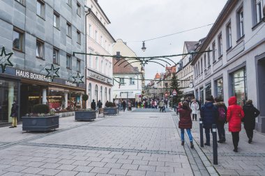 Bad Kissingen / Almanya-31 / 12 / 18: Ludwig-Caddesi 'nde yürüyen insanlar. Bad Kissingen 'in şehir merkezinde, büyük alışveriş fırsatları olan yayalar ve restoranlar var.