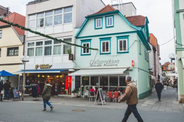 Bad Kissingen / Almanya-31 / 12 / 18: Almanya 'nın en tanınmış sağlık merkezlerinden biri olan Bad Kissingen' de Marktplatz 'daki kafe ve restoranların önünden geçen insanlar