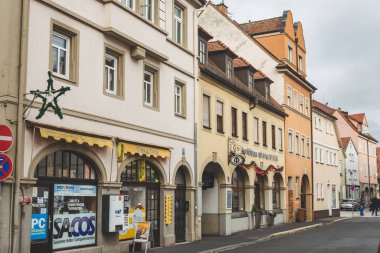 Bad Kissingen / Almanya-31 / 12 / 18: Bad Kissingen şehir merkezindeki Bachstrasse mağazaları ve hizmetleri, Bavyera bölgesi, Almanya. Bad Kissingen, Almanya 'nın en ünlü sağlık merkezlerinden biridir.