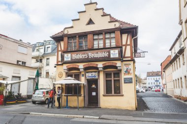 Bad Kissingen / Almanya-31 / 12 / 18: Almanya 'nın en tanınmış sağlık merkezlerinden biri olan Bad Kissingen' deki Bachstrasse 'de yarı keresteli bir evde Zoom Eulenspiegel Pub