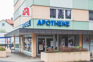 Bad Kissingen / Almanya-31 / 12 / 18: Alman kasabasındaki bir sokakta yerel eczane. Eczane, diğer ürünlerin yanı sıra reçeteli uyuşturucu sağlayan bir perakende satış mağazasıdır.
