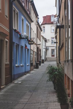 Bad Kissingen / Almanya-31 / 12 / 18: Bad Kissingen şehir merkezindeki boş dar bir sokak, Bavyera bölgesi, Almanya. Bad Kissingen, Almanya 'nın en ünlü sağlık merkezlerinden biridir.