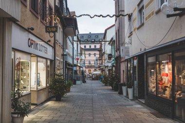 Bad Kissingen / Almanya-31 / 12 / 18: Bad Kissingen şehir merkezinde Noel için dekore edilmiş boş dar bir sokak. Bad Kissingen, Almanya 'nın en ünlü sağlık merkezlerinden biridir.