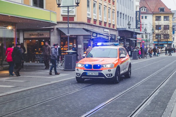 Wurzburg Niemcy Awaryjny Samochód Medyczny Wezwanie Syreną Lampkami Błyskowymi Ulicy — Zdjęcie stockowe