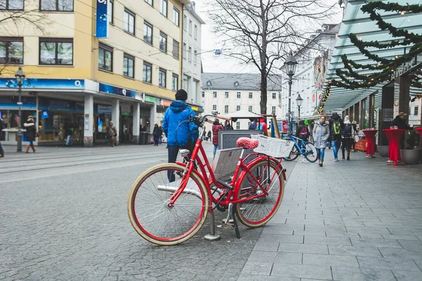 Wurzburg Germany Κόκκινο Ποδήλατο Κλειδώθηκε Παγκάκι Δρόμο Στο Κέντρο Του — Φωτογραφία Αρχείου