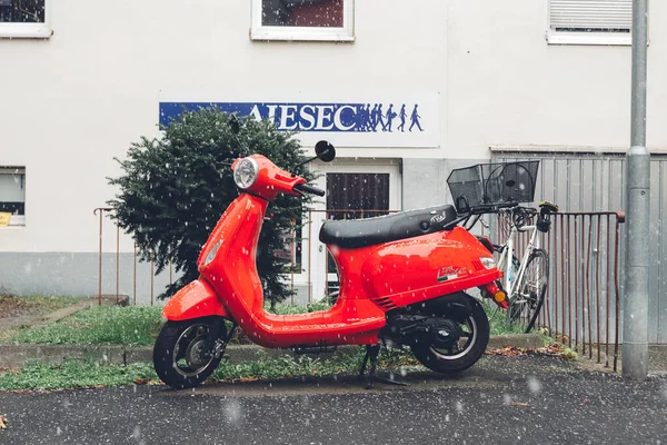 Wurzburg Jerman Iva Lux Merah Skuter Jalan Sebuah Kota Jerman — Stok Foto