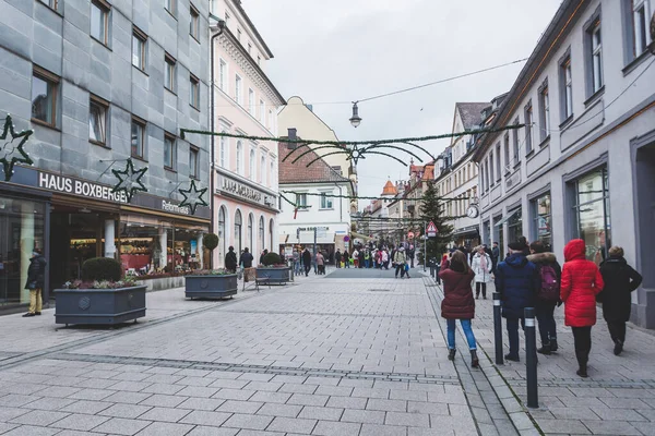 Bad Kissingen / Almanya-31 / 12 / 18: Ludwig-Caddesi 'nde yürüyen insanlar. Bad Kissingen 'in şehir merkezinde, büyük alışveriş fırsatları olan yayalar ve restoranlar var.