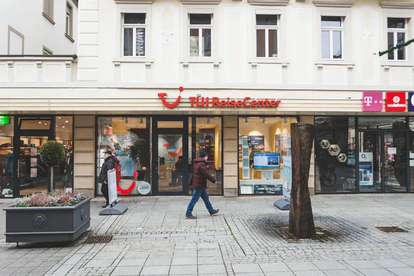 Bad Kissingen / Almanya-31 / 12 / 18: Bad Kissingen 'de Ludwigstrasse' deki TUI seyahat merkezinin önünden geçen insanlar. TUI Group dünyanın en büyük tatil, seyahat ve turizm şirketidir.