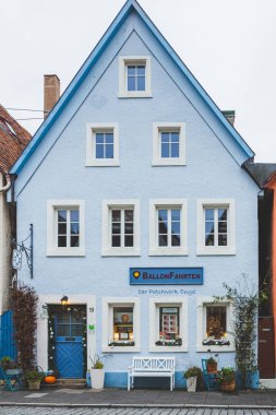 Rothenburg / Almanya-1 / 19: Eski Rothenburg ob der Tauber kasabasındaki Spitalgasse 'de geleneksel bir mavi ev. Kasaba, dünyanın dört bir yanından gelen turistler için iyi bilinen bir yerdir.