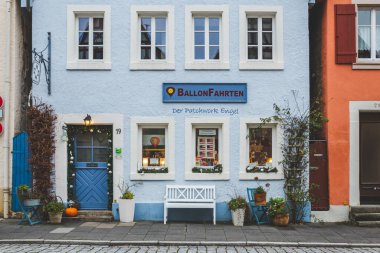 Rothenburg / Almanya-1 / 19: Eski Rothenburg ob der Tauber kasabasındaki Spitalgasse 'de geleneksel bir mavi ev. Kasaba, dünyanın dört bir yanından gelen turistler için iyi bilinen bir yerdir.