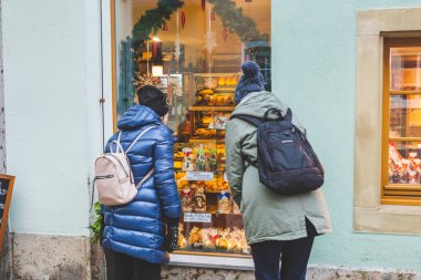 Rothenburg / Almanya-1 / 19: Eski Rothenburg ob der Tauber kasabasında Noel için dekore edilen mağaza vitrinini izleyen insanlar. Kasaba, dünyanın dört bir yanından gelen turistler için iyi bilinen bir yerdir.