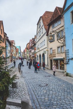 Rothenburg / Almanya-1 / 19: Rothenburg ob der Tauber kasabasındaki geleneksel renkli evlerin önünden geçen insanlar. Kasaba, dünyanın dört bir yanından gelen turistler için iyi bilinen bir yerdir.