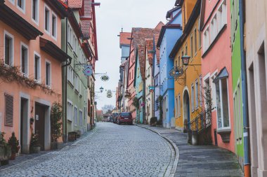Rothenburg / Almanya-1 / 1 / 19: Rothenburg ob der Tauber kasabasındaki renkli evler. Kasaba, dünyanın dört bir yanından gelen turistlerin uğrak yeri olan iyi korunmuş eski ortaçağ kasabasıyla iyi tanınıyor.