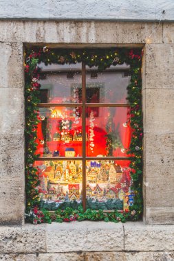 Rothenburg / Almanya-1 / 19: Eski Rothenburg ob der Tauber kasabasında Noel için parlak bir şekilde dekore edilmiş bir dükkan penceresi. Kasaba, dünyanın dört bir yanından gelen turistler için iyi bilinen bir yerdir.