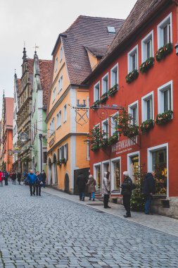 Rothenburg / Almanya-1 / 1 / 19: Rothenburg ob der Tauber kasabasındaki renkli evler. Kasaba, dünyanın dört bir yanından gelen turistlerin uğrak yeri olan iyi korunmuş eski ortaçağ kasabasıyla iyi tanınıyor.