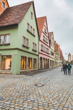 Rothenburg / Almanya-1 / 1 / 19: Rothenburg ob der Tauber kasabasındaki renkli evler. Kasaba, dünyanın dört bir yanından gelen turistlerin uğrak yeri olan iyi korunmuş eski ortaçağ kasabasıyla iyi tanınıyor.