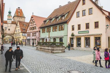 Rothenburg / Almanya-1 / 1 / 19: Rothenburg ob der Tauber kasabasındaki renkli evler. Kasaba, dünyanın dört bir yanından gelen turistlerin uğrak yeri olan iyi korunmuş eski ortaçağ kasabasıyla iyi tanınıyor.