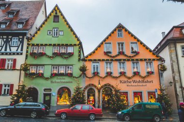 Rothenburg / Almanya-1 / 19: Rothenburg ob der Tauber, Bavyera 'daki Kathe Wohlfahrt Noel pazarının bir binası. Kathe Wohlfahrt, Noel süslemeleri ve makaleler satan bir Alman şirketidir.
