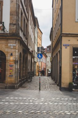 Bamberg / Almanya-2 / 1 / 19: Bamberg kasabasının merkezindeki Lange Caddesi 'nden görülen dar yaya Habergasse caddesi. Bamberg, Yukarı Frankonya 'da, Regnitz nehrinde bir şehirdir.