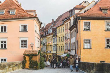 Bamberg / Almanya-2 / 1 / 19: Obstmarkt 'a doğru Obere Brucke' nin eski Bamberg kasabasındaki görüntüsü. Bamberg, Yukarı Franconia 'da, Regnitz nehrinin kıyısında bir kasabadır.